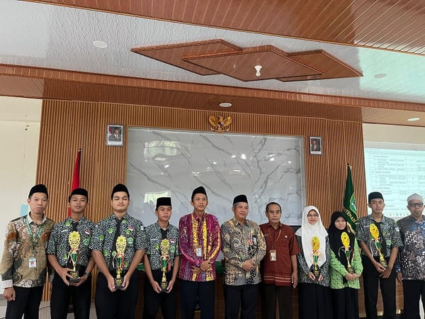 Sepuluh Peserta Didik MAN 1 Tegal Terima Trophy Kejuaraan OMI Tingkat Kabupaten Tegal 2025